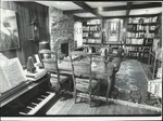 1975 Press Photo Family Room With Book-lined Wall & Leather Furniture, Chicago. Fixed Price $24.99.